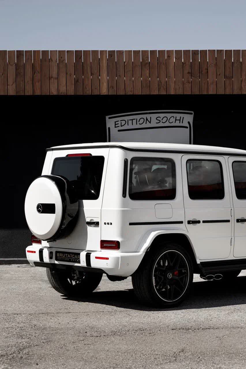 Машина сзади