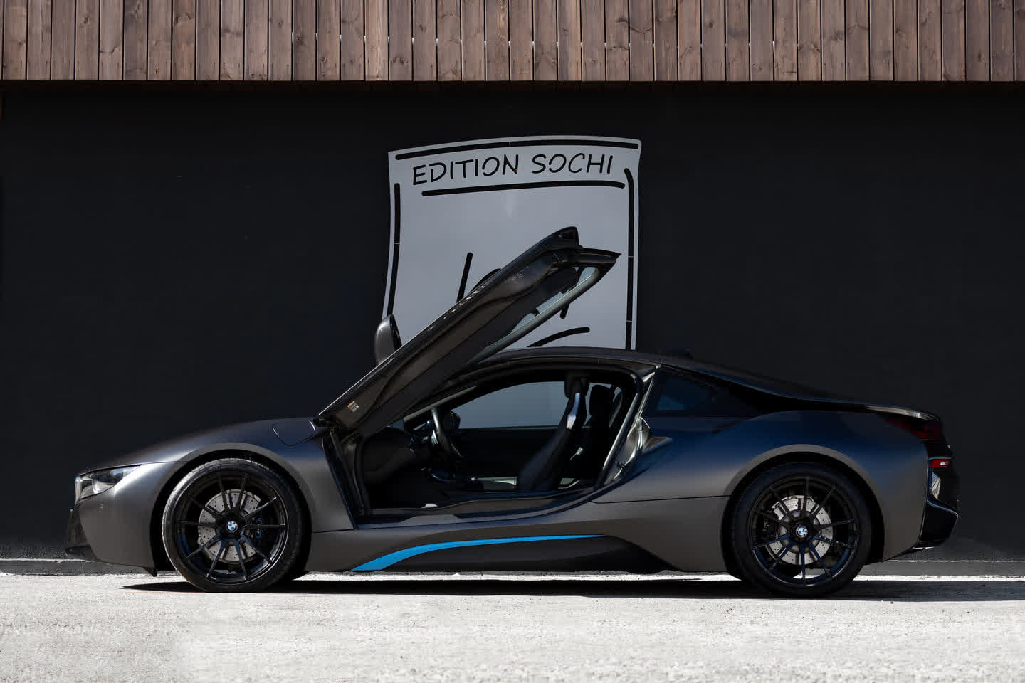 BMW I8 с открытой дверью